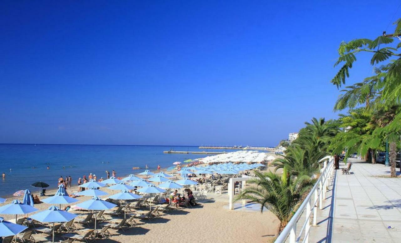 Sea Star Apartments Kallikratia Nea Kallikrateia Bagian luar foto